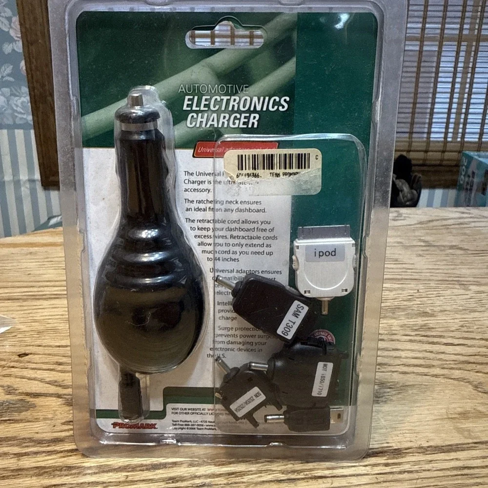 Georgia Bulldogs car adaptor NEW electronics charger Turbo‎ universal NWT